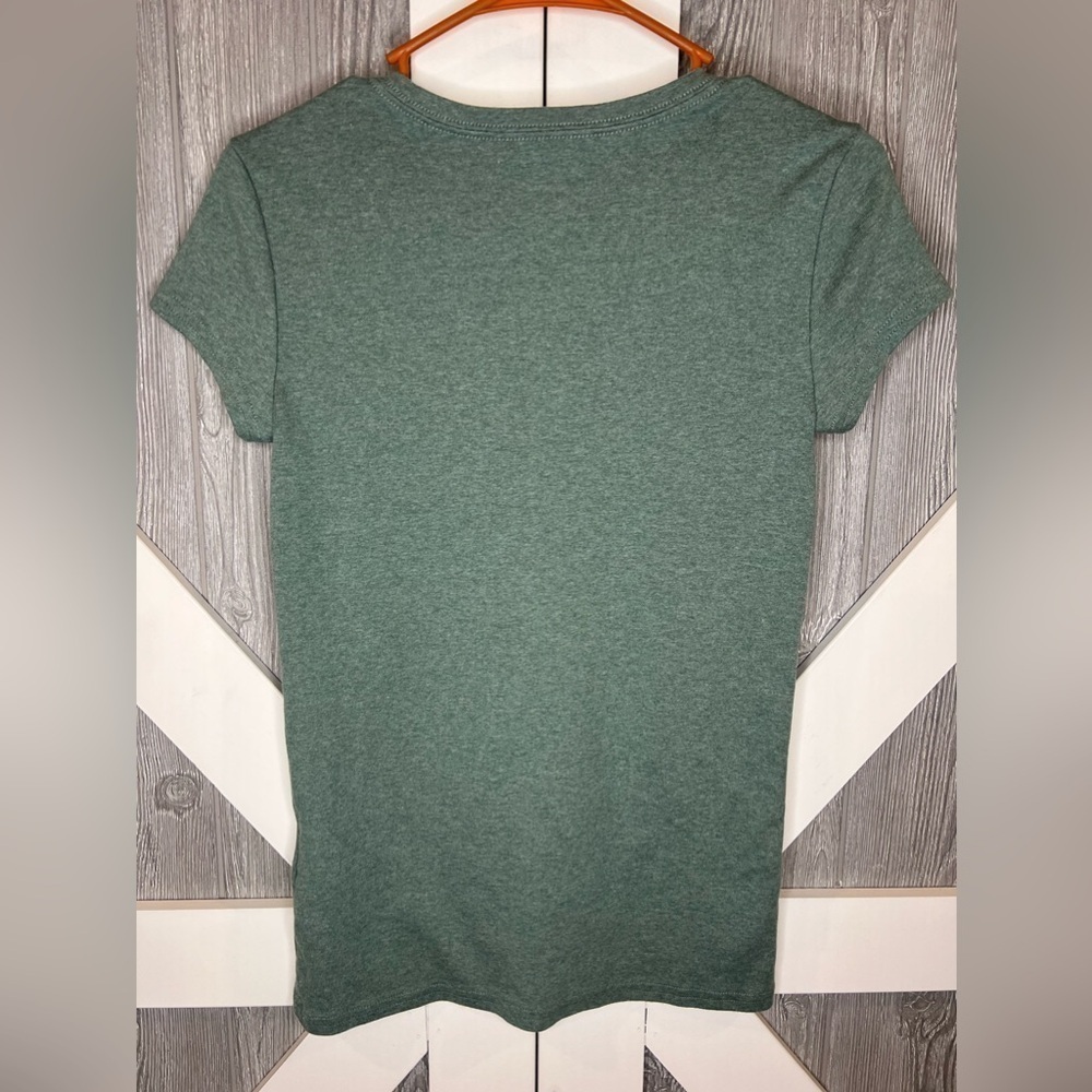 BAG032. Kirkland Signature Women's Sage Green Cotton V-Neck T-Shirt Small - Picture 4 of 4